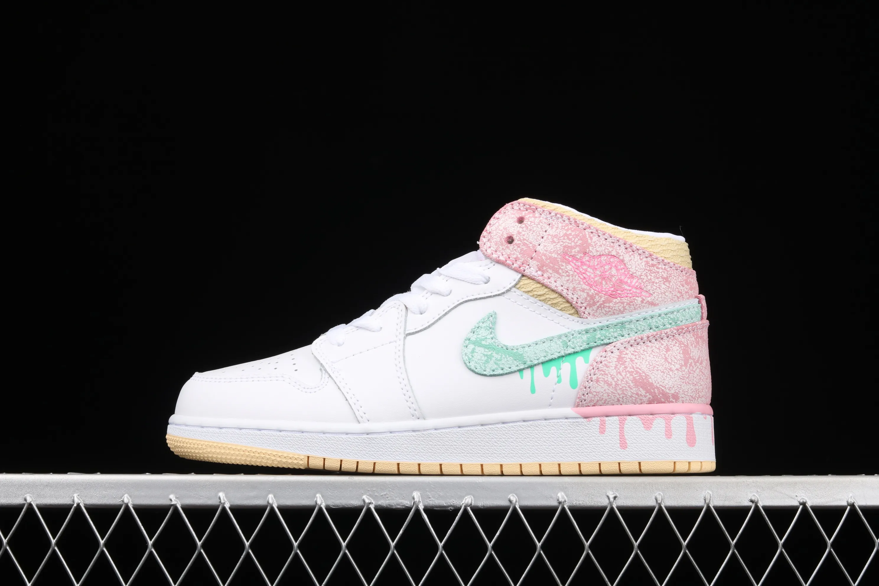 All categories Air Jordan Jordan series basketball shoes Air Jordan 1 Mid P version Air Jordan 1 Mid GS AJ1 Joe 1 Ice Cream Zhongbang basketball shoes DD1666-100